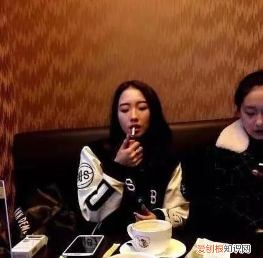 蔡徐坤私下抽烟吗?蔡徐坤被偷拍疑似抽烟