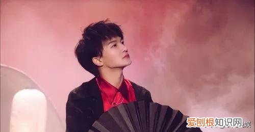 独特嗓音惹争议 周深是男的还是女的