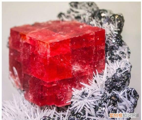 蔷薇辉石戴久了会怎样？蔷薇辉石的功效与作用