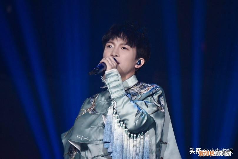 周深是男是女？周深是如何一路逆袭的