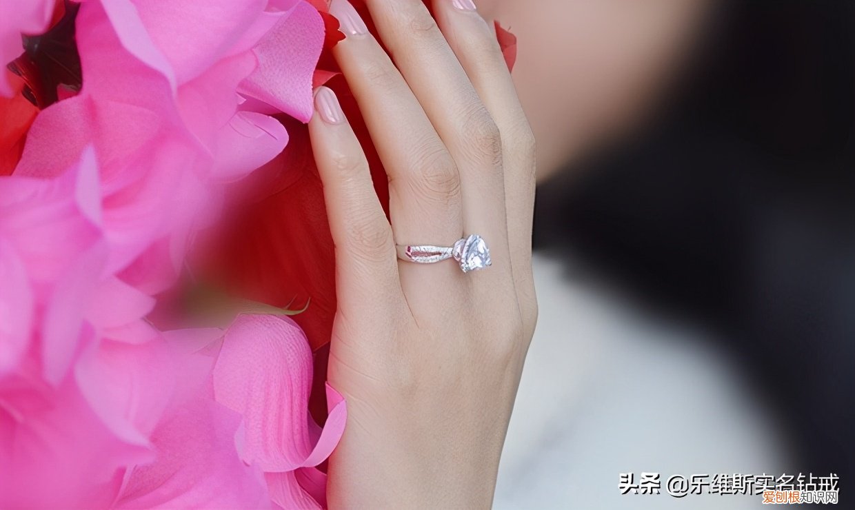 食指戴戒指是什么意思?附:不同手指戴戒指的含义