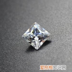 经过切割打磨，没有镶嵌的单粒钻石 裸钻是什么意思？