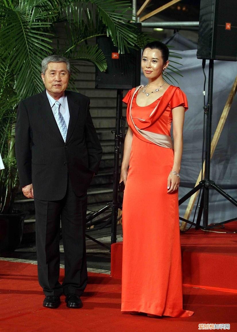 余男和黄渤旧照挺耐人寻味 黄渤年轻旧照超帅