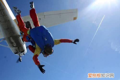 飞机上有降落伞吗?没有降落伞终于有人说出真实原因