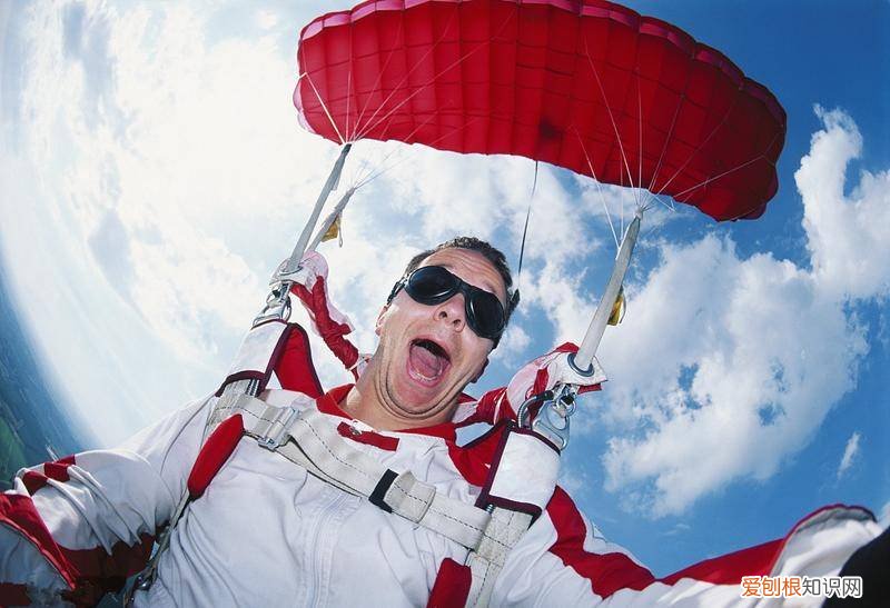 飞机上有降落伞吗?没有降落伞终于有人说出真实原因