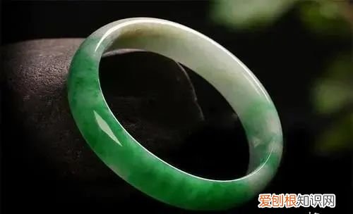 帝王绿翡翠多少钱一克，大约一克零售上千元