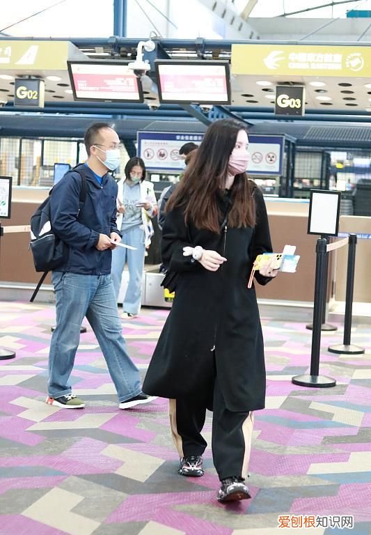 张萌罕见携丈夫走机场 张萌老公张海苍资料及照片