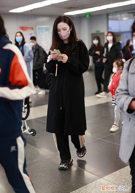 张萌罕见携丈夫走机场 张萌老公张海苍资料及照片