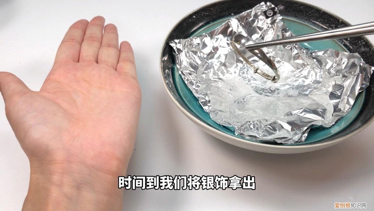 银饰发黑怎么清洗？教你1招快速清理，秒变透亮光洁!
