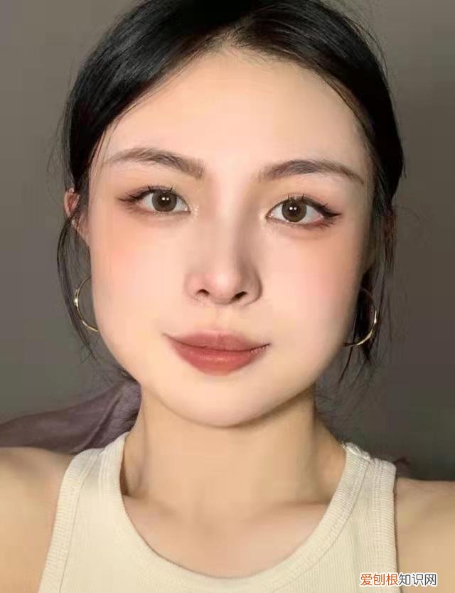 这几款发型显脸小还减龄 方脸适合什么发型