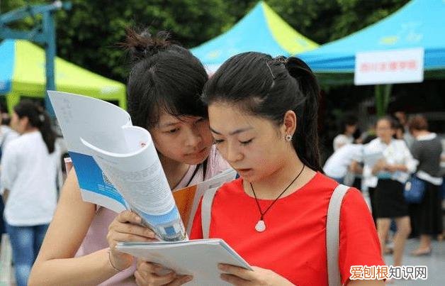 工作前景好收入高 女生最吃香的十大专业