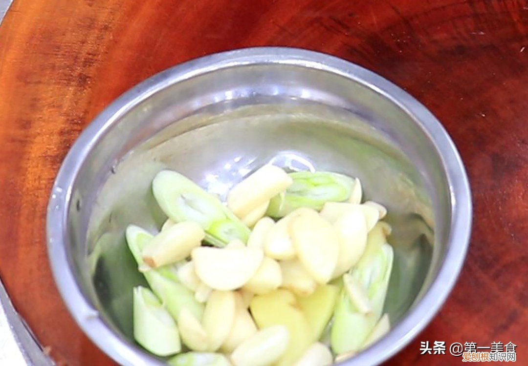 鸡翅怎么烧好吃又简单？学会这个做法，软烂入味