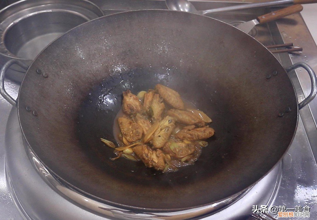 鸡翅怎么烧好吃又简单？学会这个做法，软烂入味