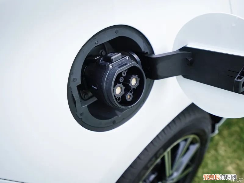 52升油箱能跑1千多公里 比亚迪宋油电混合2022款SUV