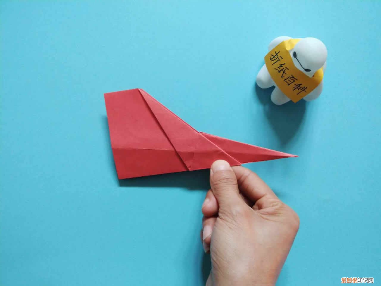 教你折出“飞最远”的纸飞机 能飞9000000米的纸飞机