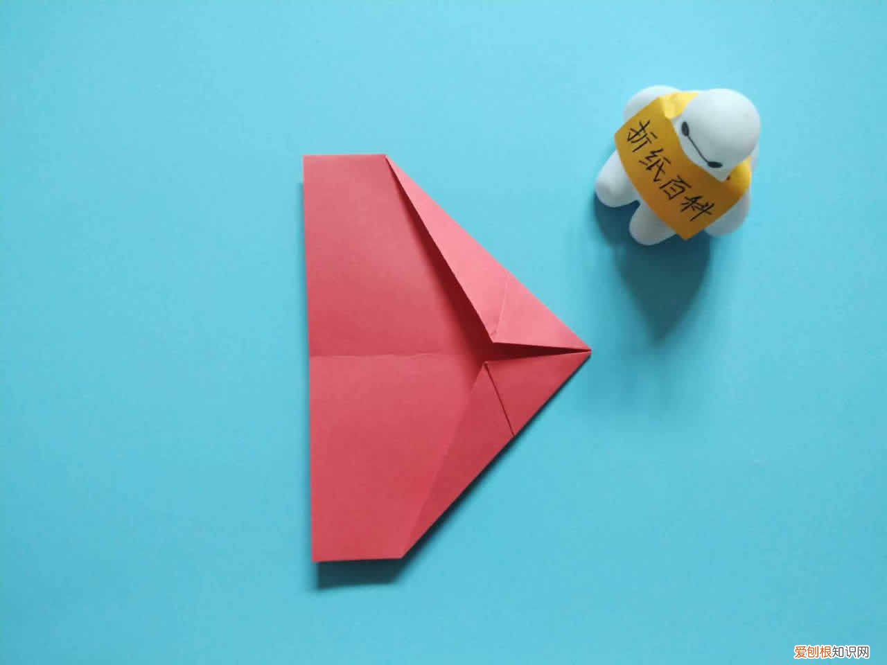 教你折出“飞最远”的纸飞机 能飞9000000米的纸飞机