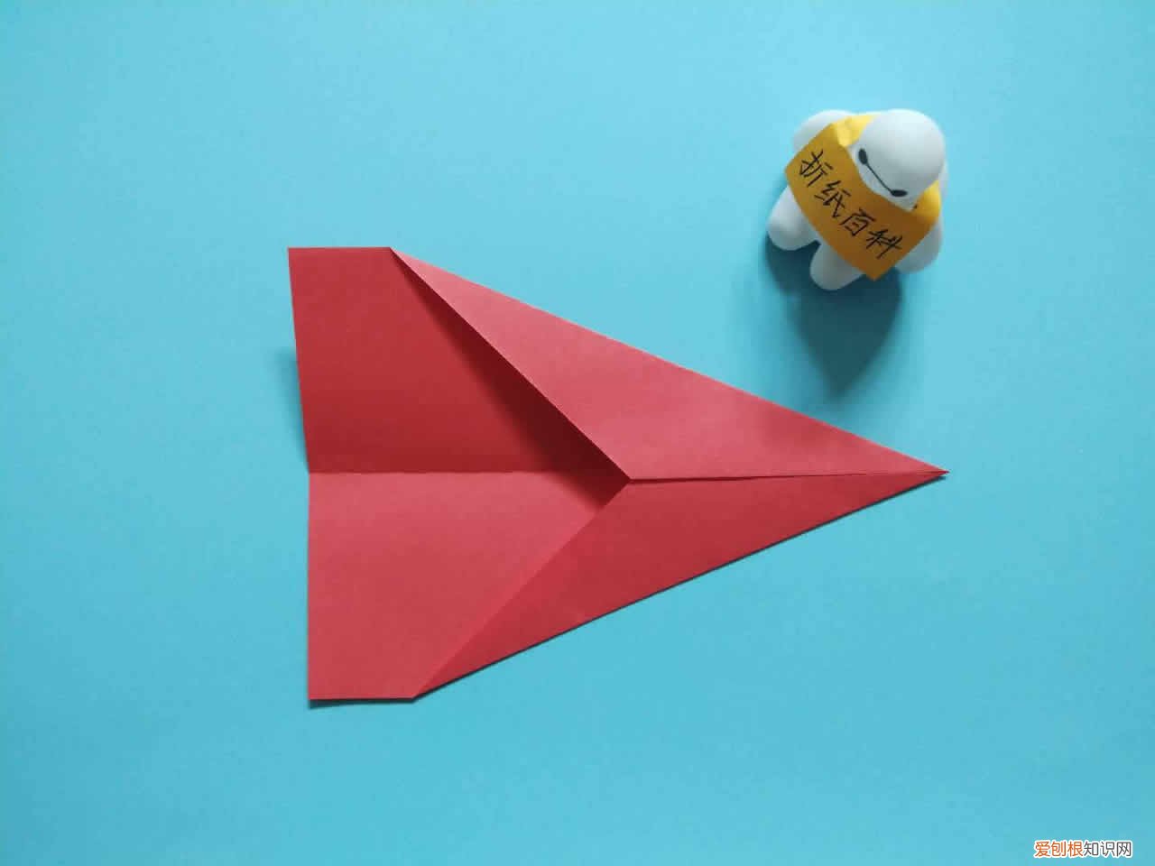 教你折出“飞最远”的纸飞机 能飞9000000米的纸飞机