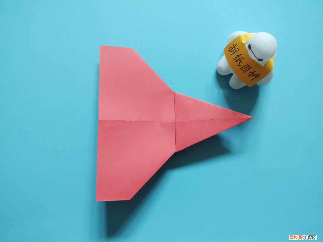 教你折出“飞最远”的纸飞机 能飞9000000米的纸飞机