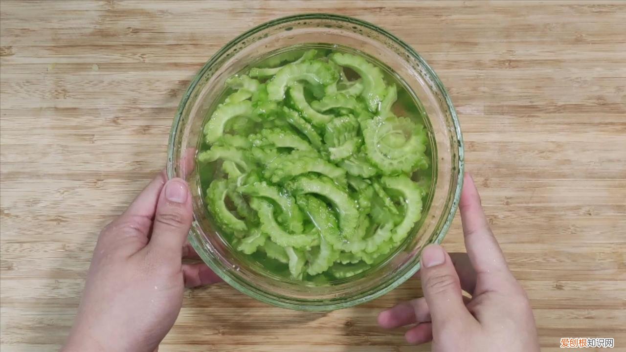 教你三招,翠绿好吃又不苦 苦瓜怎么炒好吃又不苦