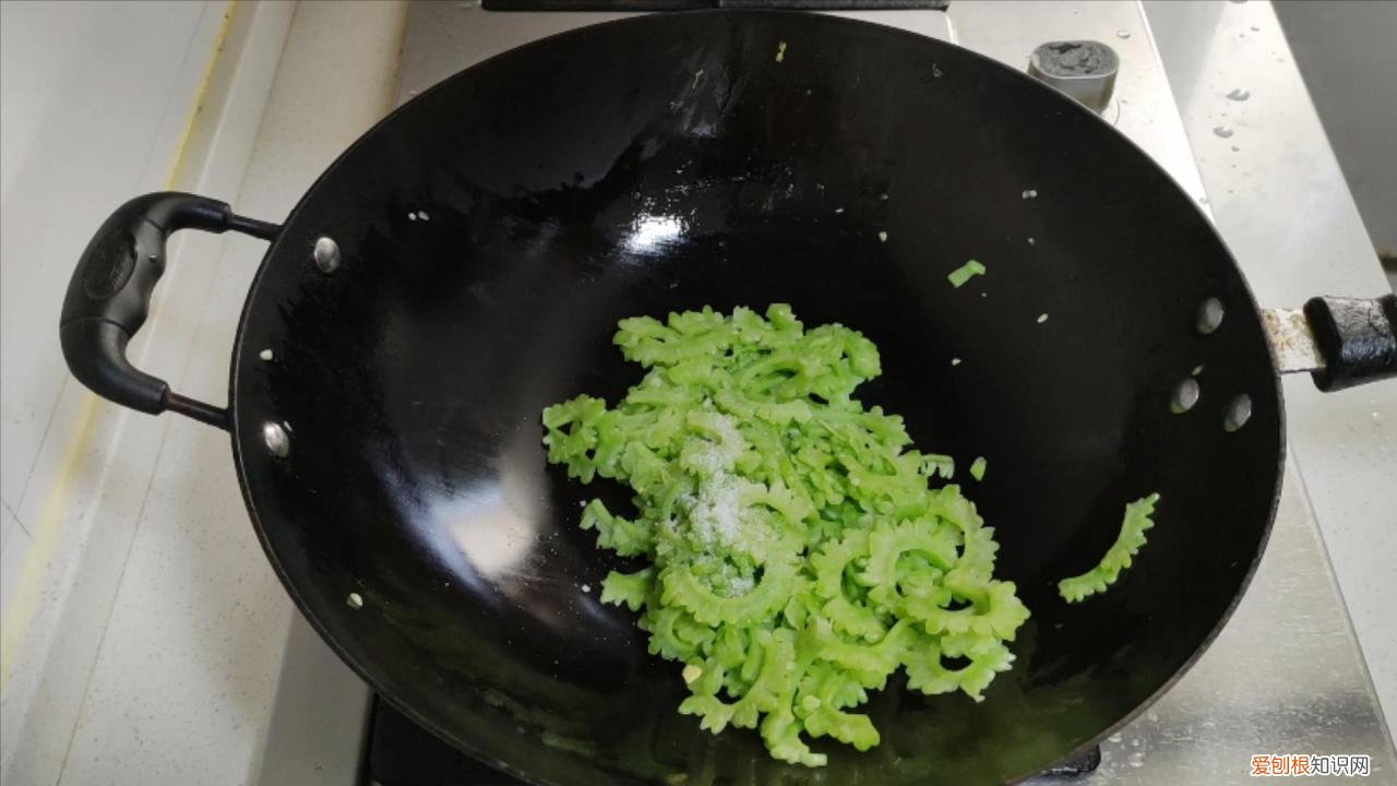 教你三招,翠绿好吃又不苦 苦瓜怎么炒好吃又不苦