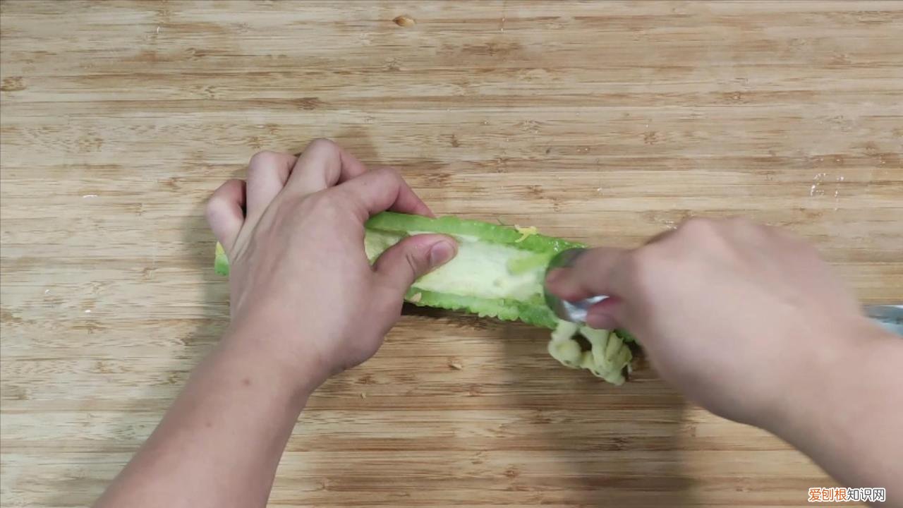 教你三招，翠绿好吃又不苦 苦瓜怎么炒好吃又不苦