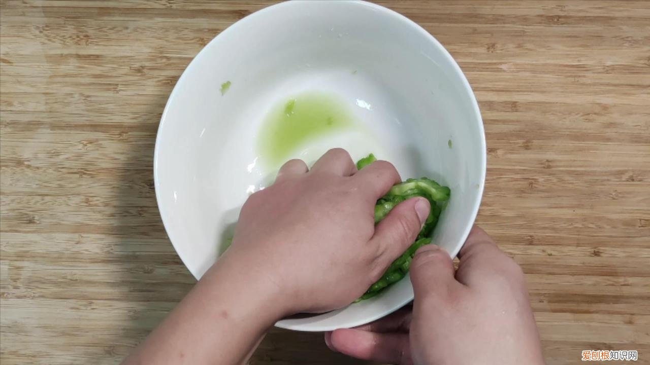教你三招,翠绿好吃又不苦 苦瓜怎么炒好吃又不苦