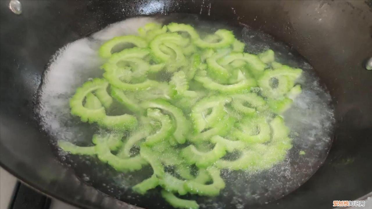 教你三招,翠绿好吃又不苦 苦瓜怎么炒好吃又不苦