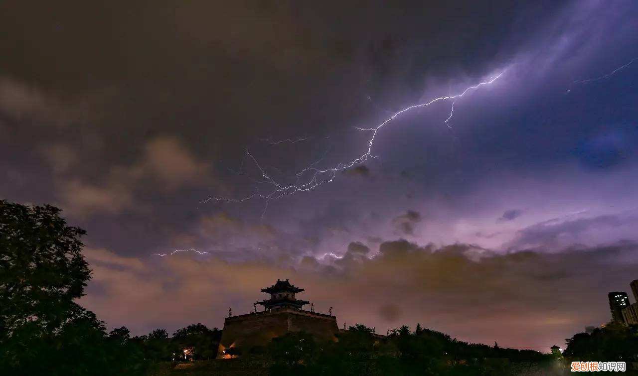 为什么会打雷?闪电和雷电是如何形成的