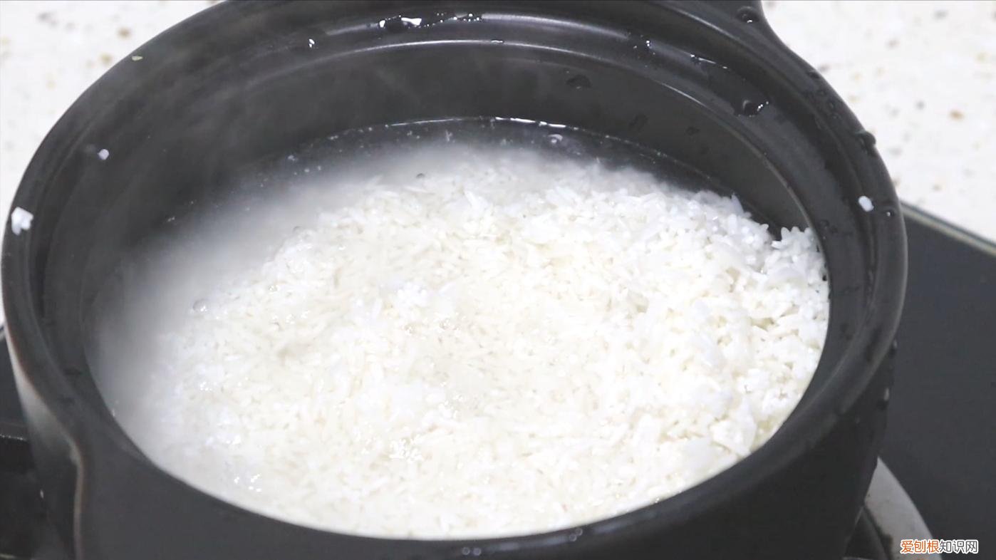 学会这个绝密方法,一人一口太解馋 煲仔饭的正宗做法