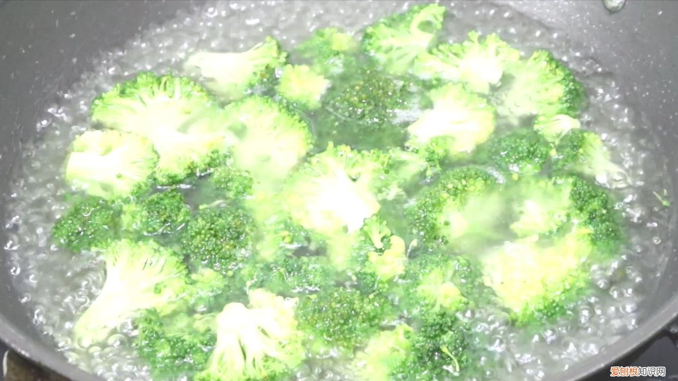 学会这个绝密方法,一人一口太解馋 煲仔饭的正宗做法