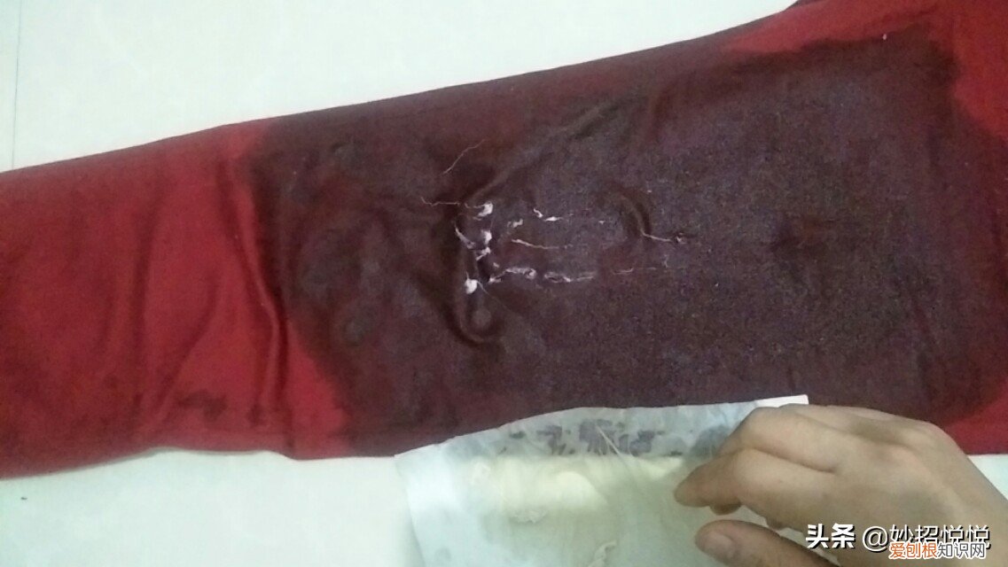 口香糖粘在衣物上如何弄掉？不要着急，4步轻松解决