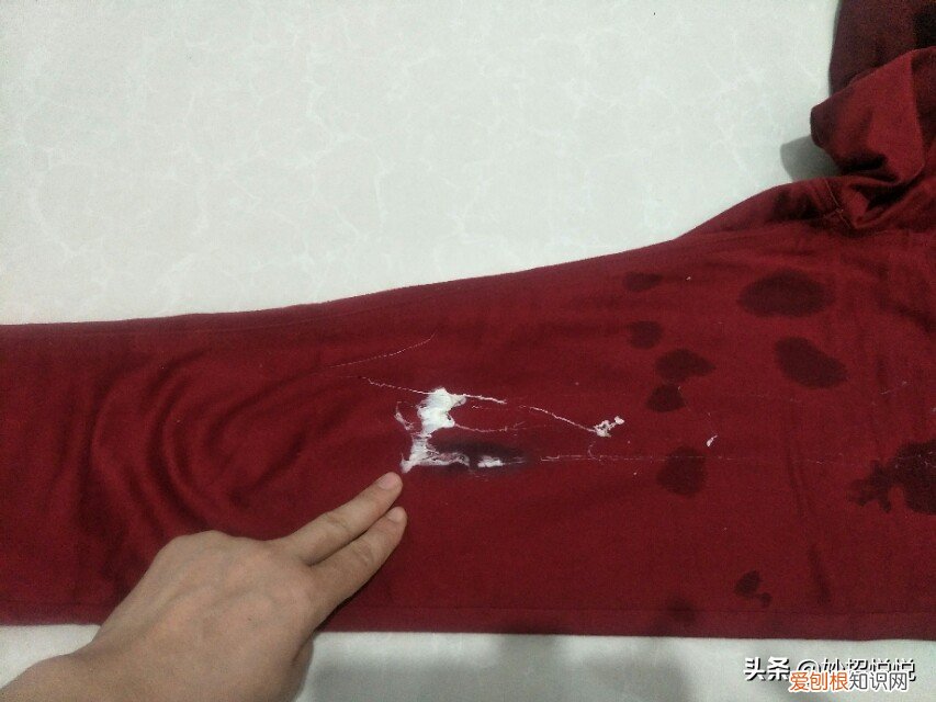 口香糖粘在衣物上如何弄掉？不要着急，4步轻松解决