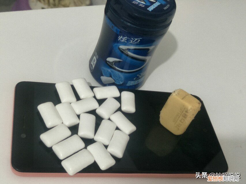 口香糖粘在衣物上如何弄掉？不要着急，4步轻松解决