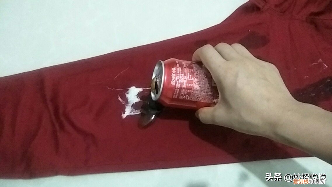 口香糖粘在衣物上如何弄掉？不要着急，4步轻松解决