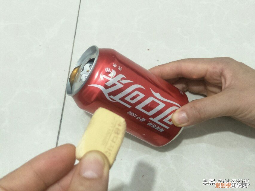 口香糖粘在衣物上如何弄掉?不要着急,4步轻松解决