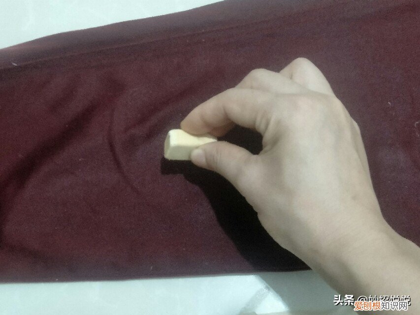 口香糖粘在衣物上如何弄掉?不要着急,4步轻松解决