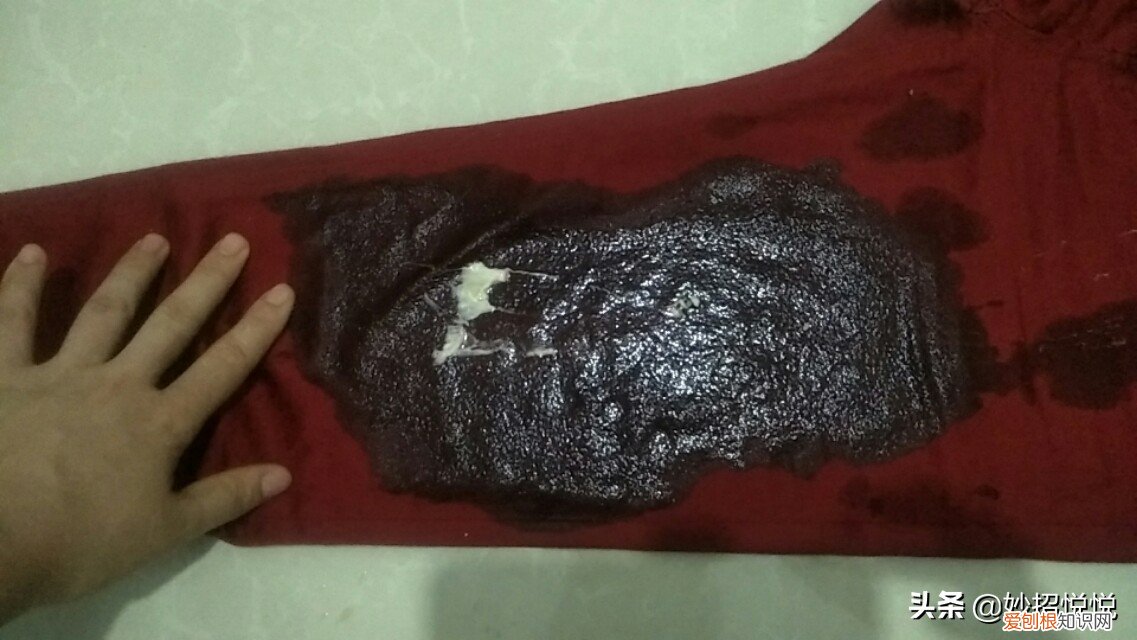 口香糖粘在衣物上如何弄掉？不要着急，4步轻松解决