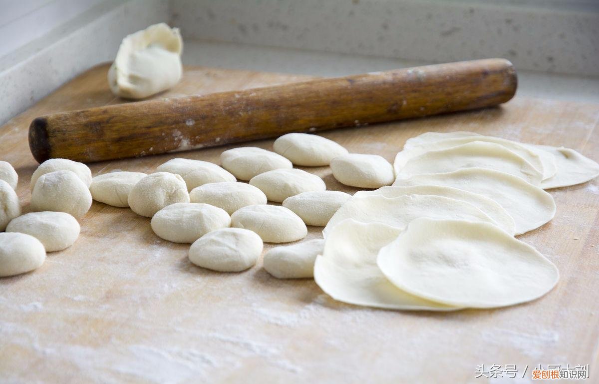 饺子皮怎么做才能又软又筋道?卖了30年饺子的阿婆告诉你窍门