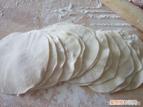 饺子皮怎么做才能又软又筋道?卖了30年饺子的阿婆告诉你窍门