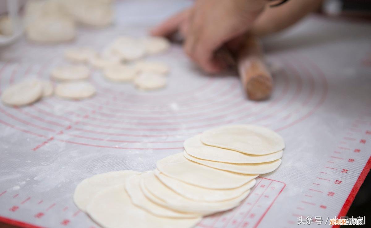 饺子皮怎么做才能又软又筋道?卖了30年饺子的阿婆告诉你窍门