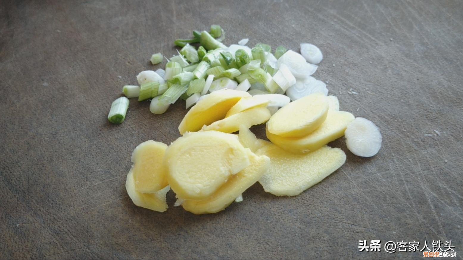 鸡爪怎么弄才好吃又简单？鸡脚这样做孩子超爱吃