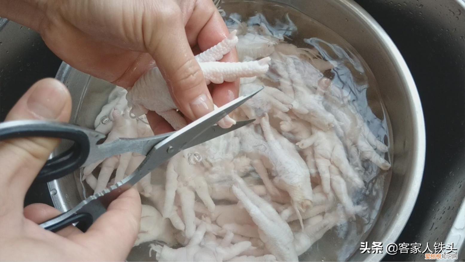 鸡爪怎么弄才好吃又简单？鸡脚这样做孩子超爱吃