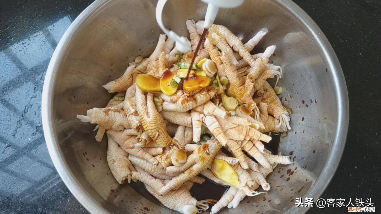 鸡爪怎么弄才好吃又简单？鸡脚这样做孩子超爱吃