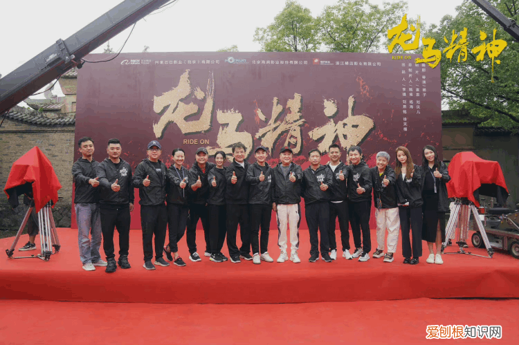 同样被父母所连累 却被旁边的任敏抢镜成龙新电影开机