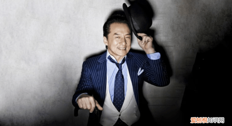 同样被父母所连累 却被旁边的任敏抢镜成龙新电影开机