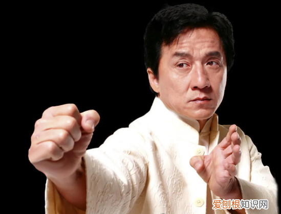 同样被父母所连累 却被旁边的任敏抢镜成龙新电影开机