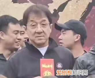 同样被父母所连累 却被旁边的任敏抢镜成龙新电影开机