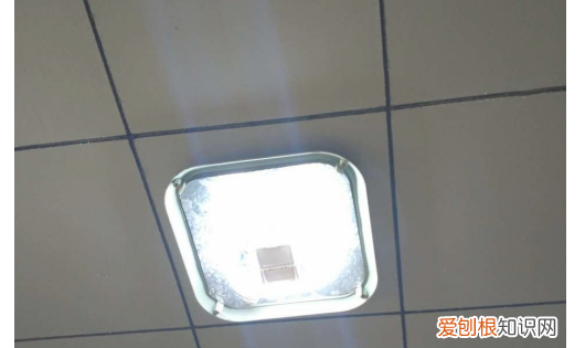 怎么换灯泡安全，卫生间的灯泡坏了如何更换