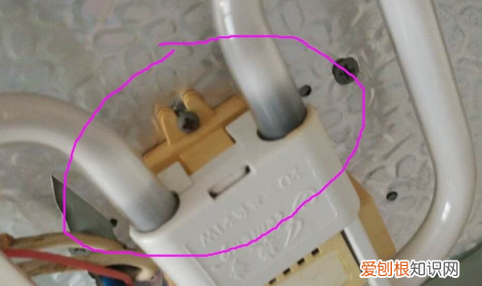 怎么换灯泡安全，卫生间的灯泡坏了如何更换