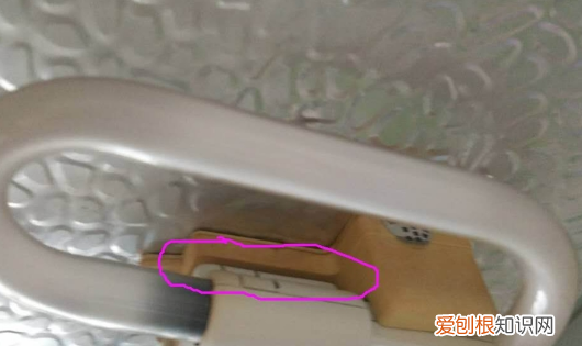 怎么换灯泡安全，卫生间的灯泡坏了如何更换